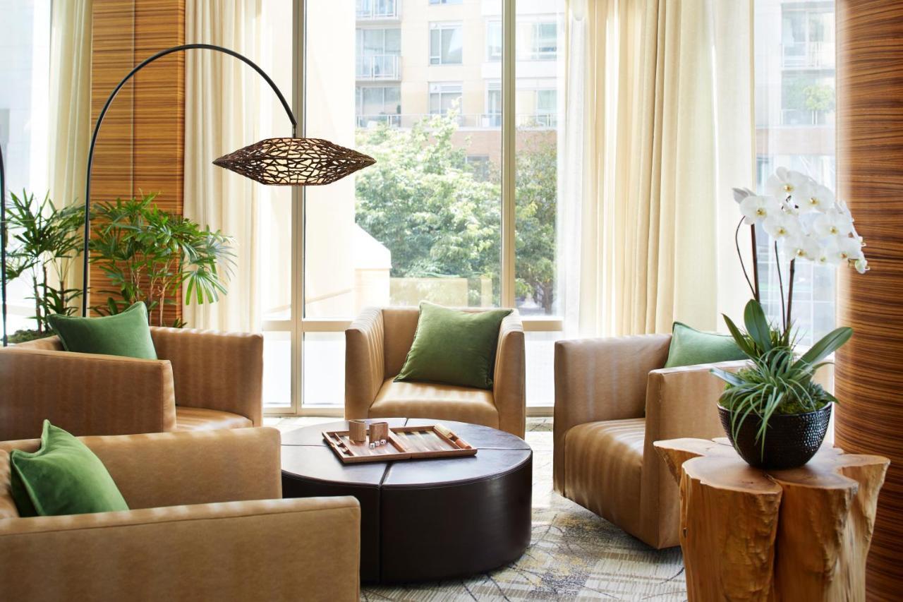 1 Hotel סיאטל מראה חיצוני תמונה A living room with a floor lamp